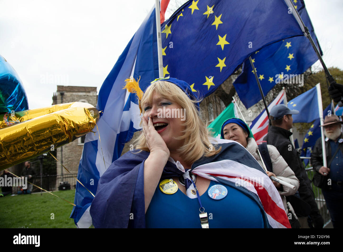 Brexit anti pro Europe manifestation à Westminster le 27 mars 2019 à Londres, Angleterre, Royaume-Uni. Avec la date de l'UK de quitter l'Union européenne élargie, la protestation de l'Union européenne pro continue en tant que députés de tous les partis tentent de prendre le contrôle du processus, comme ils le débat diverses options à la Chambre des communes. Banque D'Images