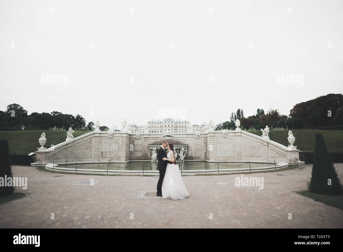 Couple parfait mariée, marié à poser et de s'embrasser dans leur jour de mariage. Banque D'Images