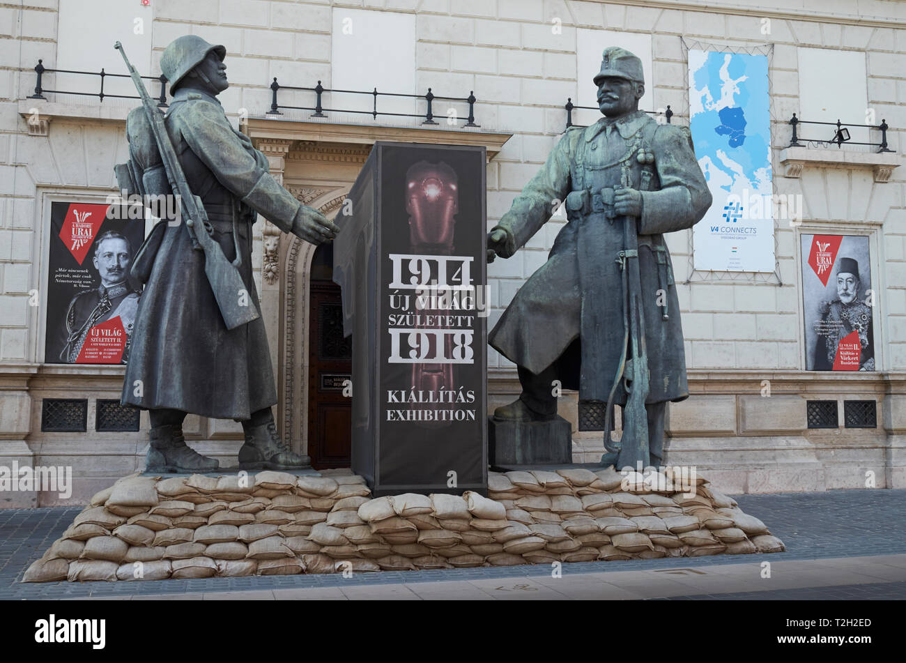 Des statues de soldats à l'extérieur de la Première Guerre mondiale exposition 'un nouveau monde est né au Varkert Bazar, Budapest, Hongrie. Banque D'Images