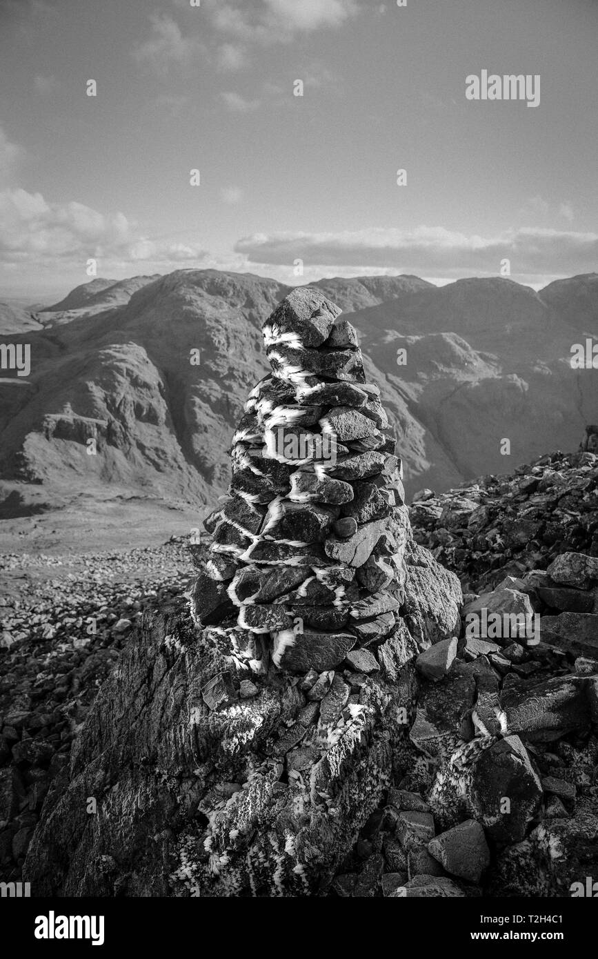 Image en noir et blanc d'un couvert de glace et de gel situé sur un cairn est tombé dans le Parc National du Lake District, dans le comté de Cumbrie, au nord-ouest Banque D'Images