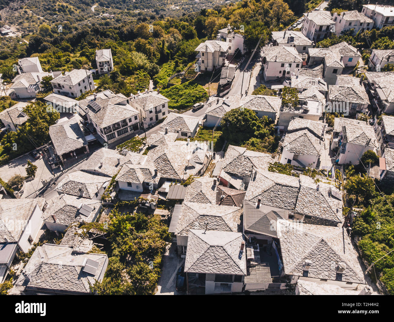 Traditionnel grec maisons blanches avec des toits en pierre dans la ville de Panagia, centrale de l'île de Thasos, Grèce Banque D'Images
