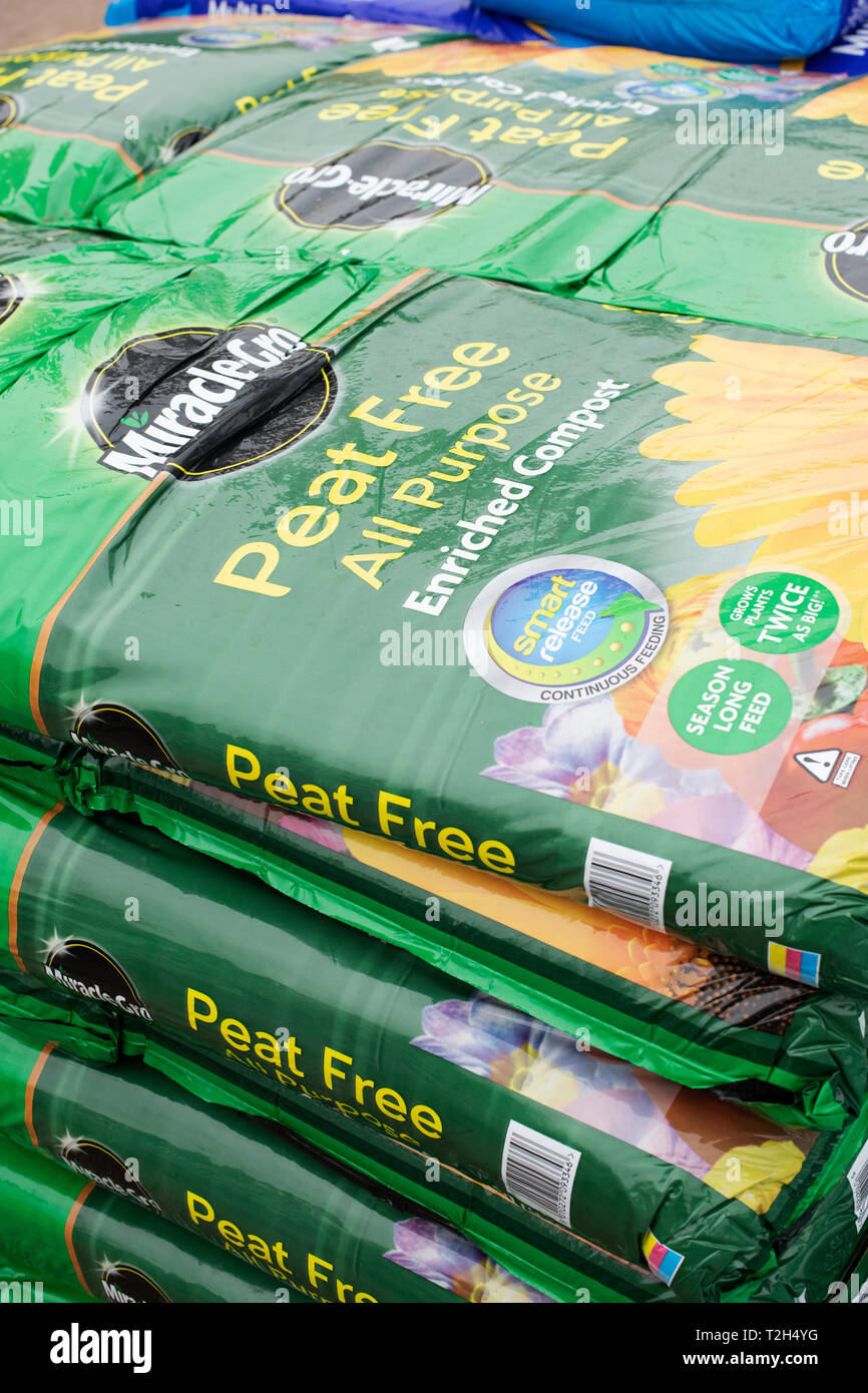 Miracle Gro Peat gratuitement tous les sacs de compost enrichi but. UK Banque D'Images