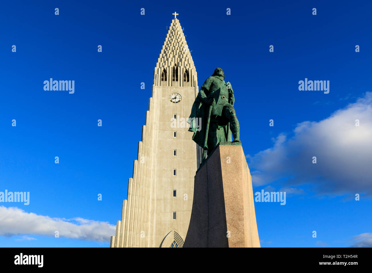 Statue de Leifur Eiriksson en dehors de l'église Hallgrimskirkja en Reykjavic, Islande, Europe Banque D'Images