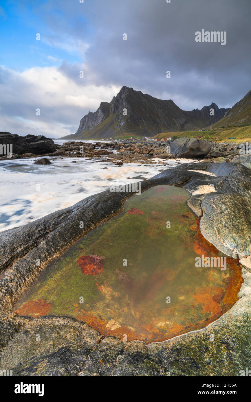 Piscine dans les rochers sur la plage à Vikten, îles Lofoten, Norvège, Europe Banque D'Images