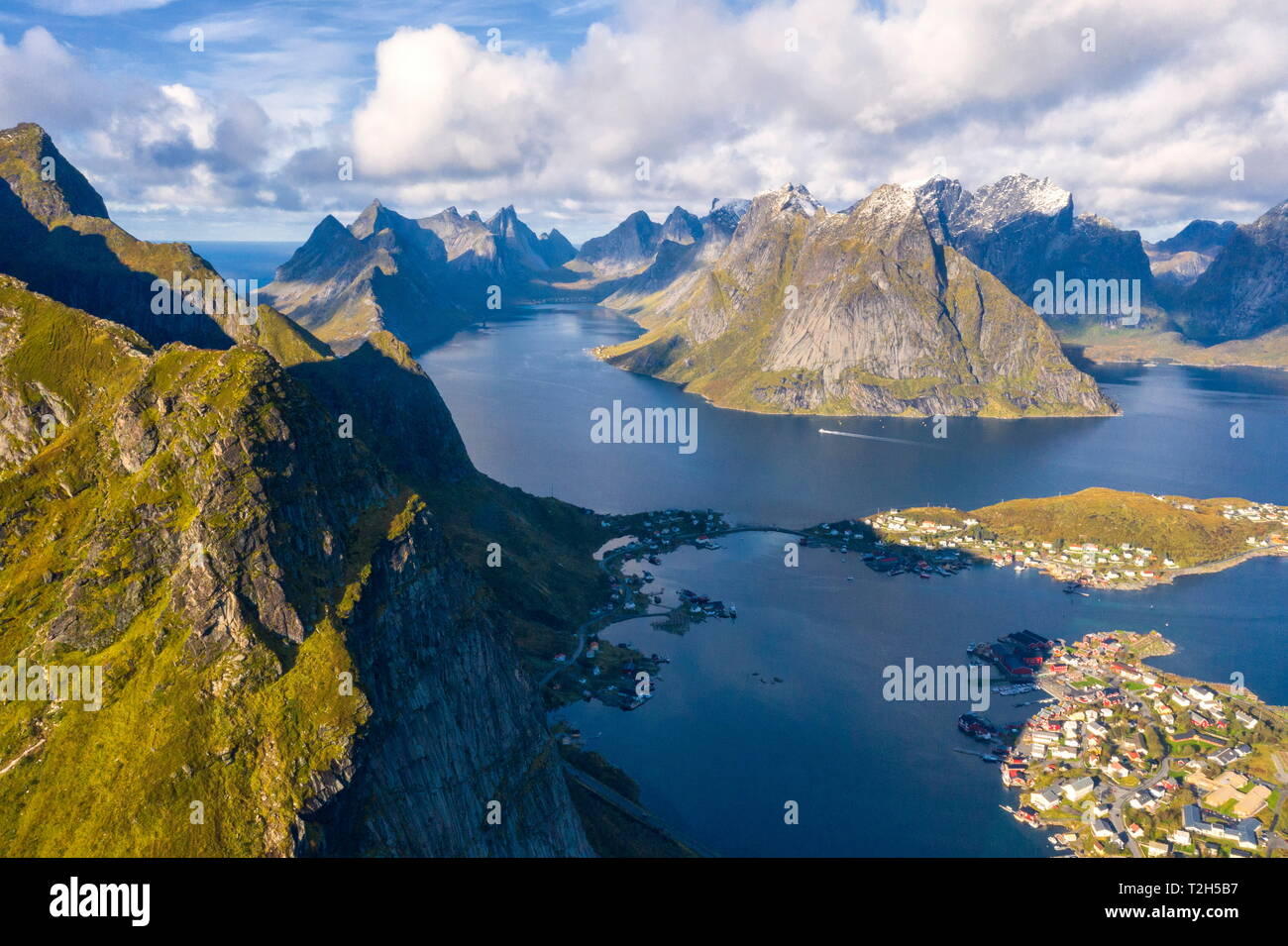 Montagnes entourant Reine à Moskenes, Norvège, Europe Banque D'Images