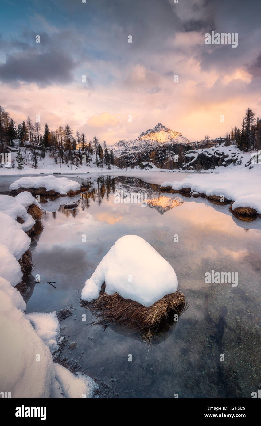 La neige sur le lac Mufule par Sasso Moro dans Sondrio, Italie, Europe Banque D'Images
