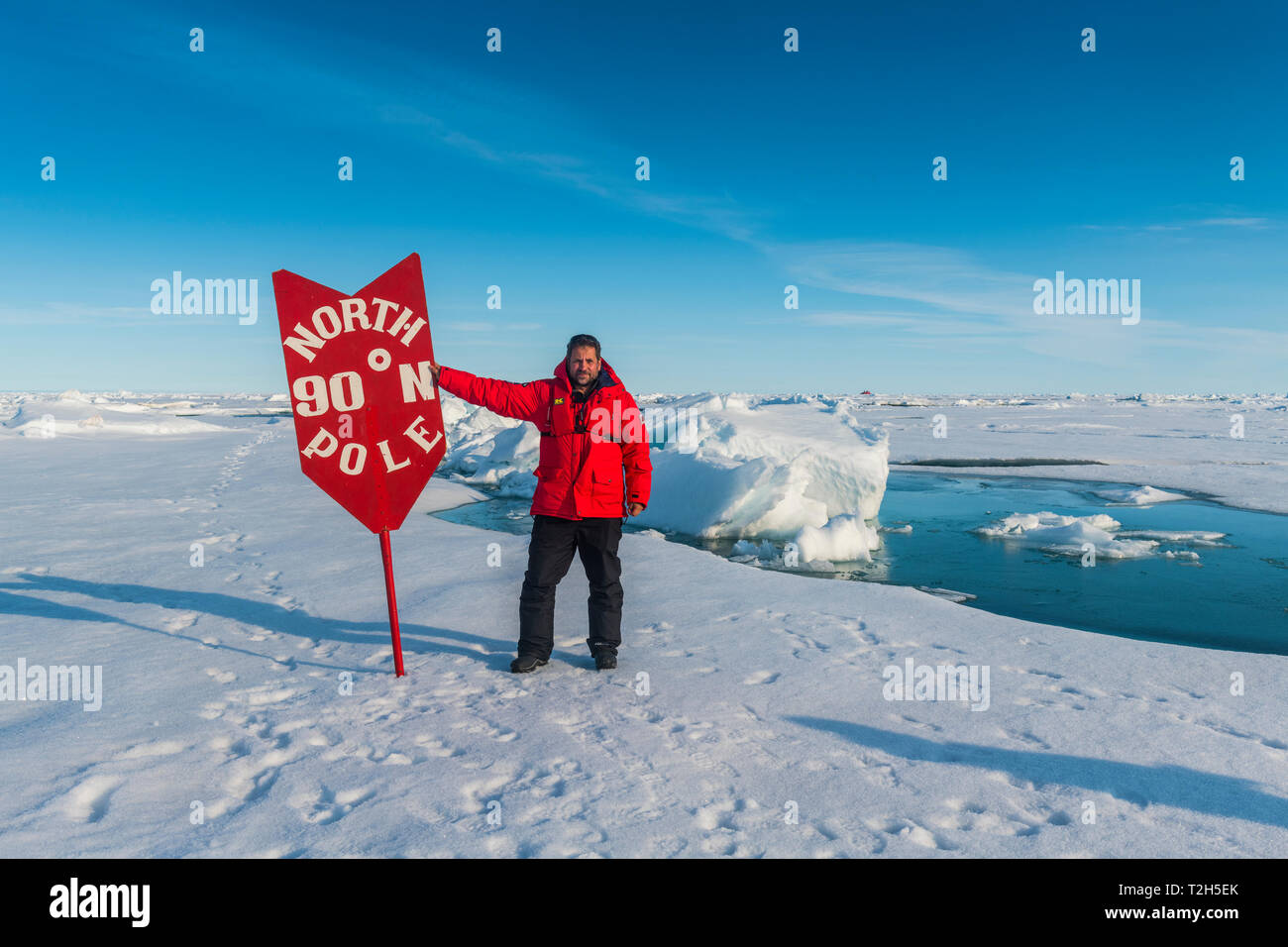 Homme debout par signer au Pôle Nord, l'Arctique Banque D'Images