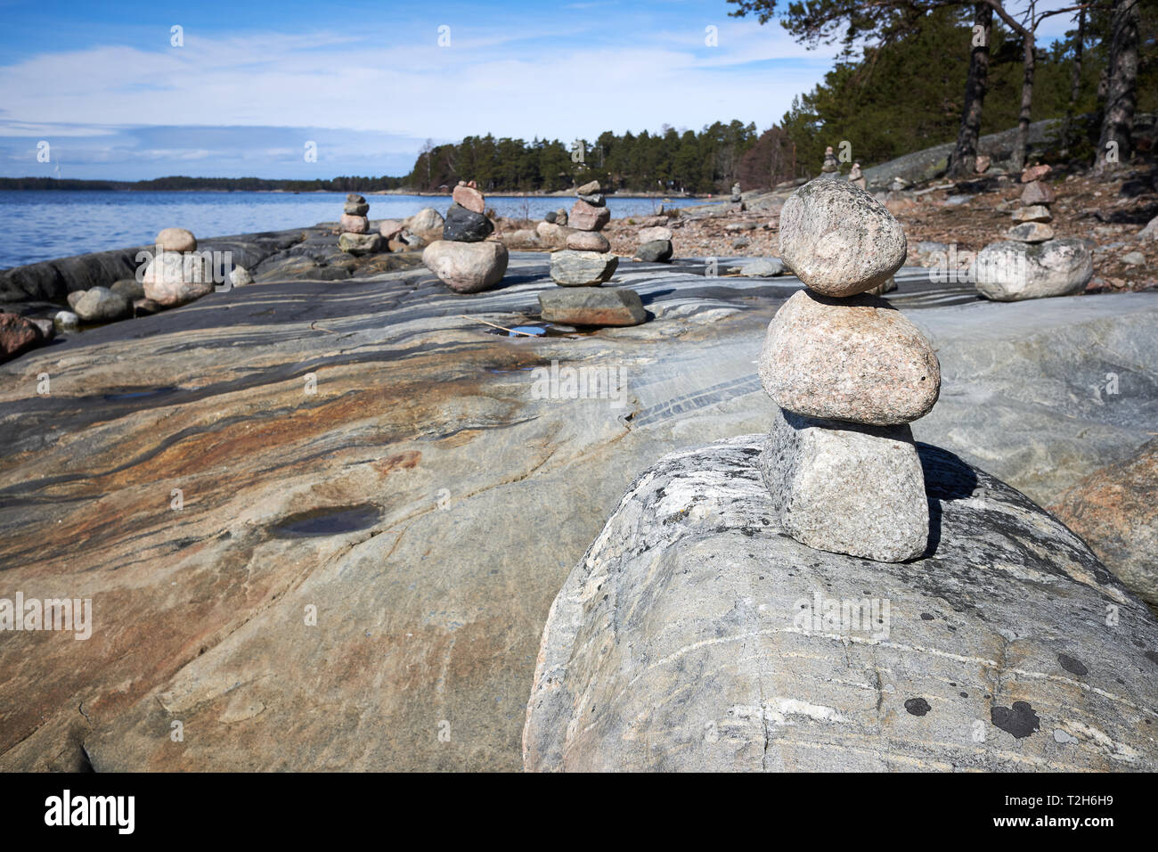 Paysage d'été paisible de la mer Baltique dans Kasnäs, Kemiö, Finlande. Prise de vue au grand angle des rochers sur le bord de la mer dans l'archipel finlandais. Banque D'Images Paysage d'été paisible de la mer Baltique dans Kasnäs, Kemiö, Finlande. Prise de vue au grand angle des rochers sur le bord de la mer dans l'archipel finlandais. Banque D'Images
