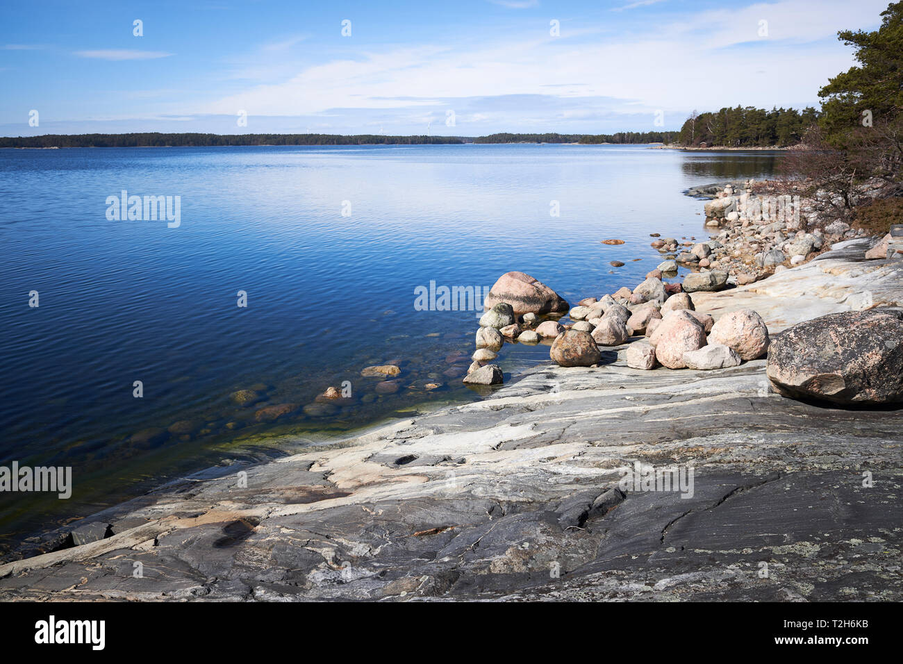 Paysage d'été paisible de la mer Baltique dans Kasnäs, Kemiö, Finlande. Prise de vue au grand angle des rochers sur le bord de la mer dans l'archipel finlandais. Banque D'Images Paysage d'été paisible de la mer Baltique dans Kasnäs, Kemiö, Finlande. Prise de vue au grand angle des rochers sur le bord de la mer dans l'archipel finlandais. Banque D'Images