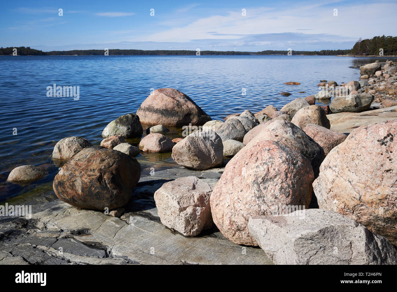 Paysage d'été paisible de la mer Baltique dans Kasnäs, Kemiö, Finlande. Prise de vue au grand angle des rochers sur le bord de la mer dans l'archipel finlandais. Banque D'Images Paysage d'été paisible de la mer Baltique dans Kasnäs, Kemiö, Finlande. Prise de vue au grand angle des rochers sur le bord de la mer dans l'archipel finlandais. Banque D'Images