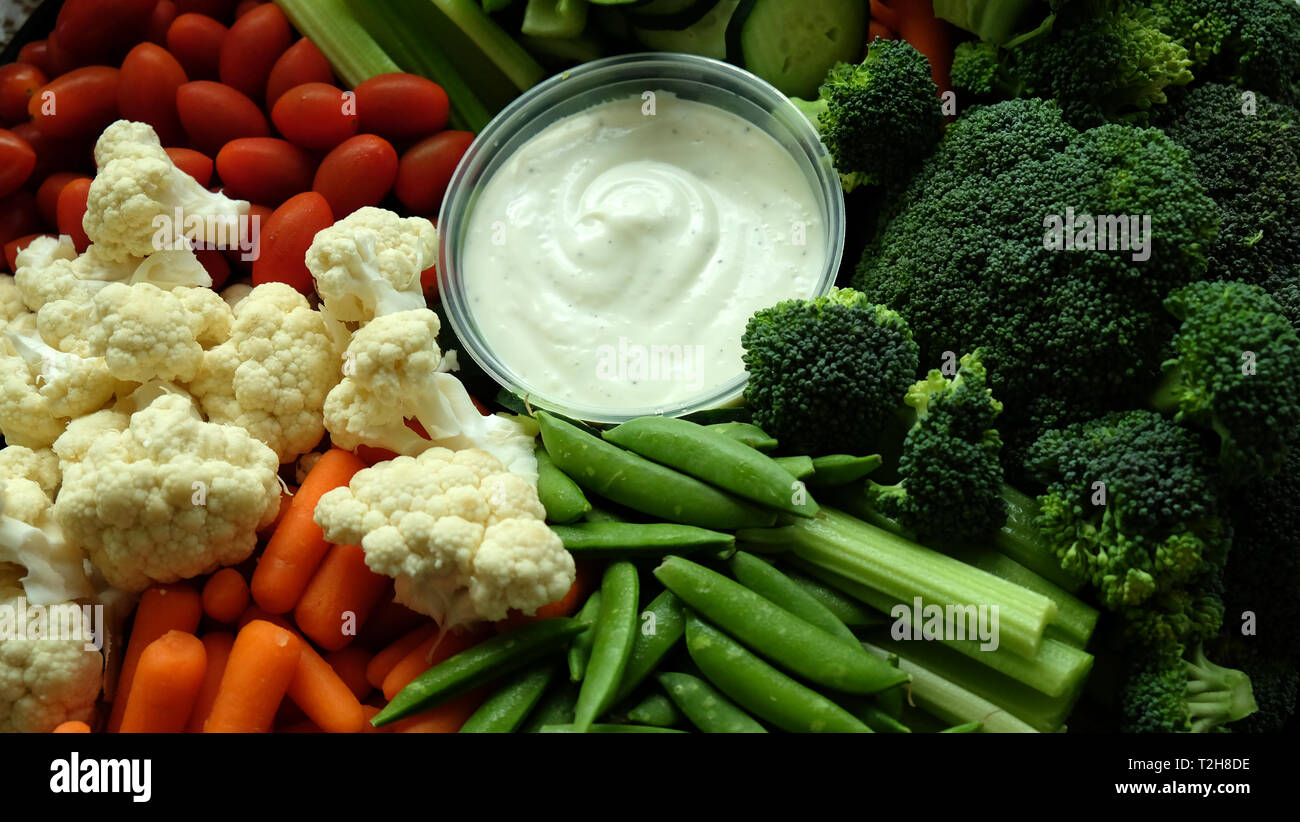 Bac à légumes avec une trempette Banque D'Images