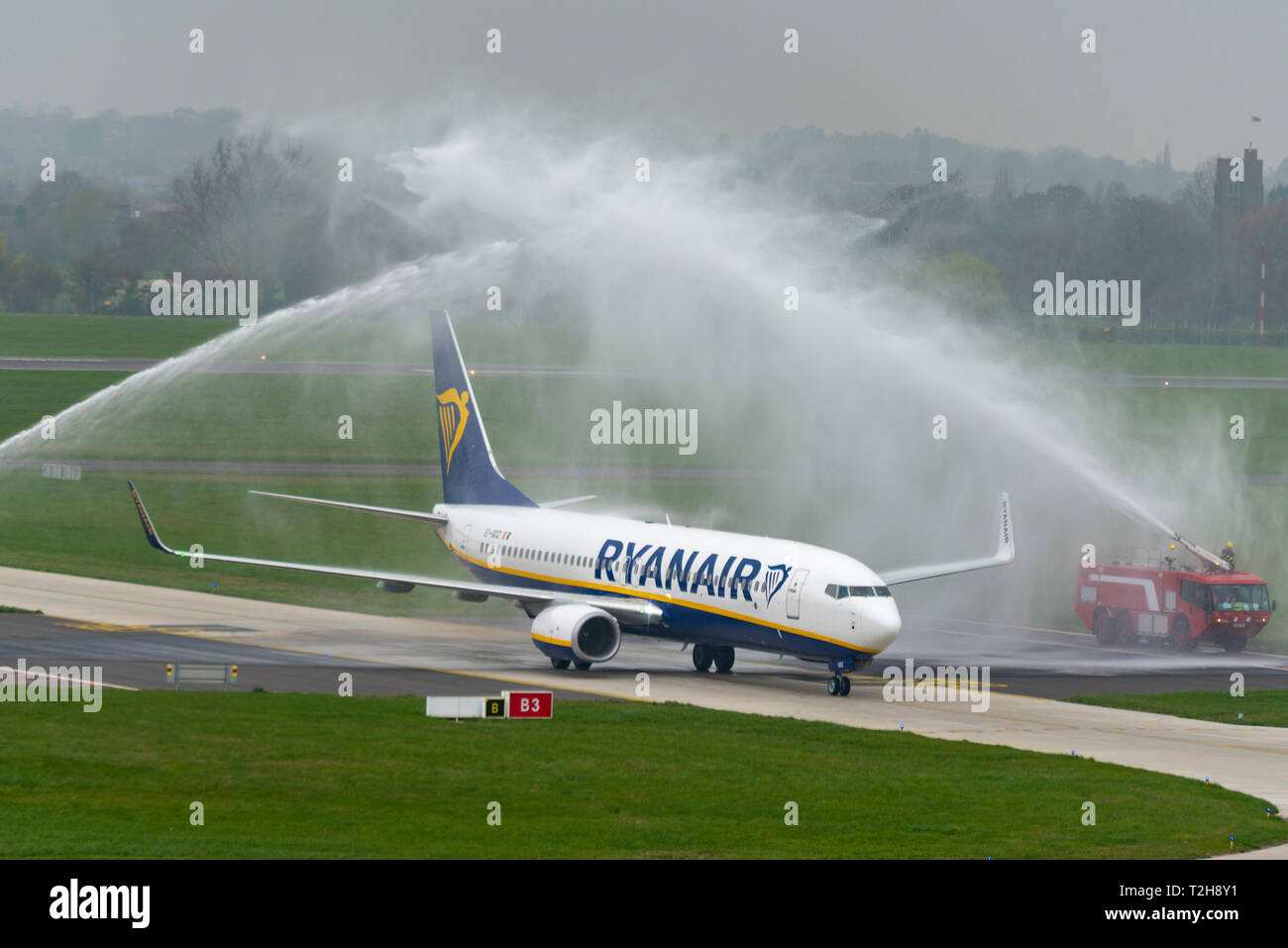 Ryanair ont lancé leurs premiers services de l''aéroport de Londres Southend avec un passage d'eau traditionnels pour saluer le premier arrivant de passagers Banque D'Images