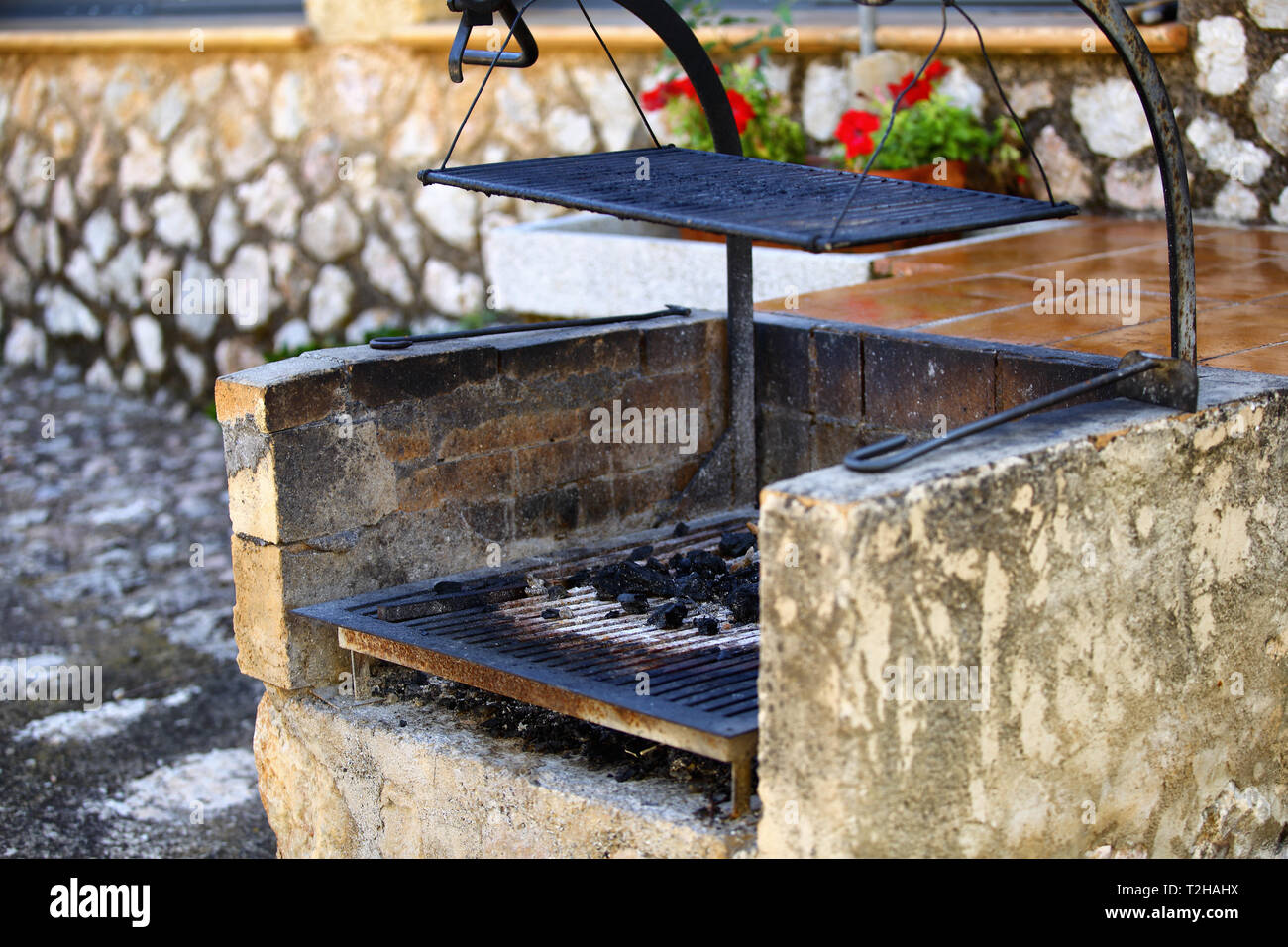 Une brique grill dans le jardin d'une finca majorquin Banque D'Images