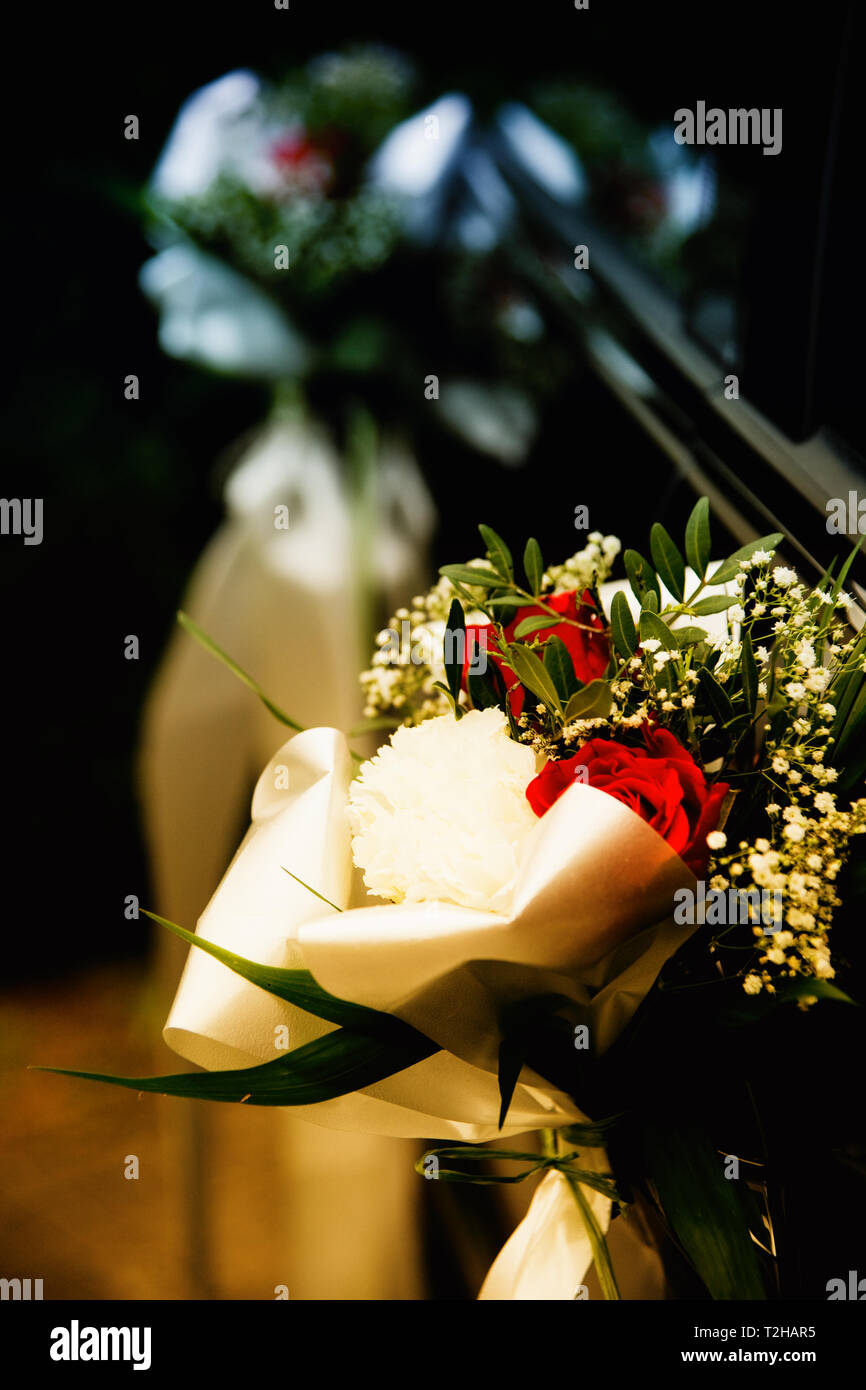 Un bouquet de mariage dans l'église. Banque D'Images