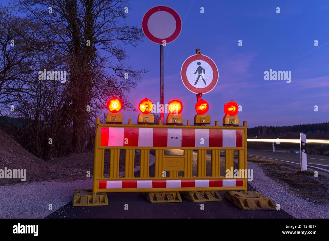 Bloc lumineux sur la route, piste cyclable, sentier au crépuscule, Middle Franconia, Bavaria, Germany Banque D'Images