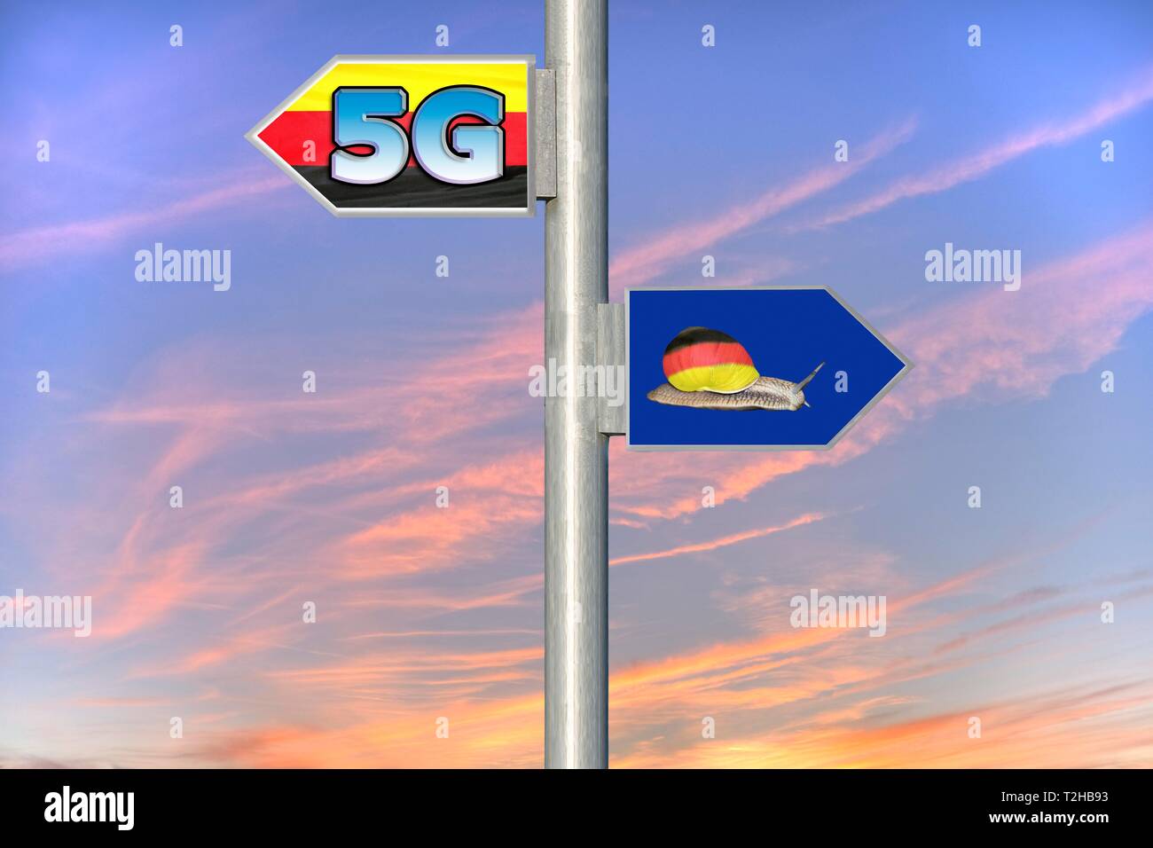 Signes 5G Réseau de données, la radio mobile et de l'escargot, pointant dans deux directions, lenteur, vitesse, symbole de droit, Allemagne Banque D'Images