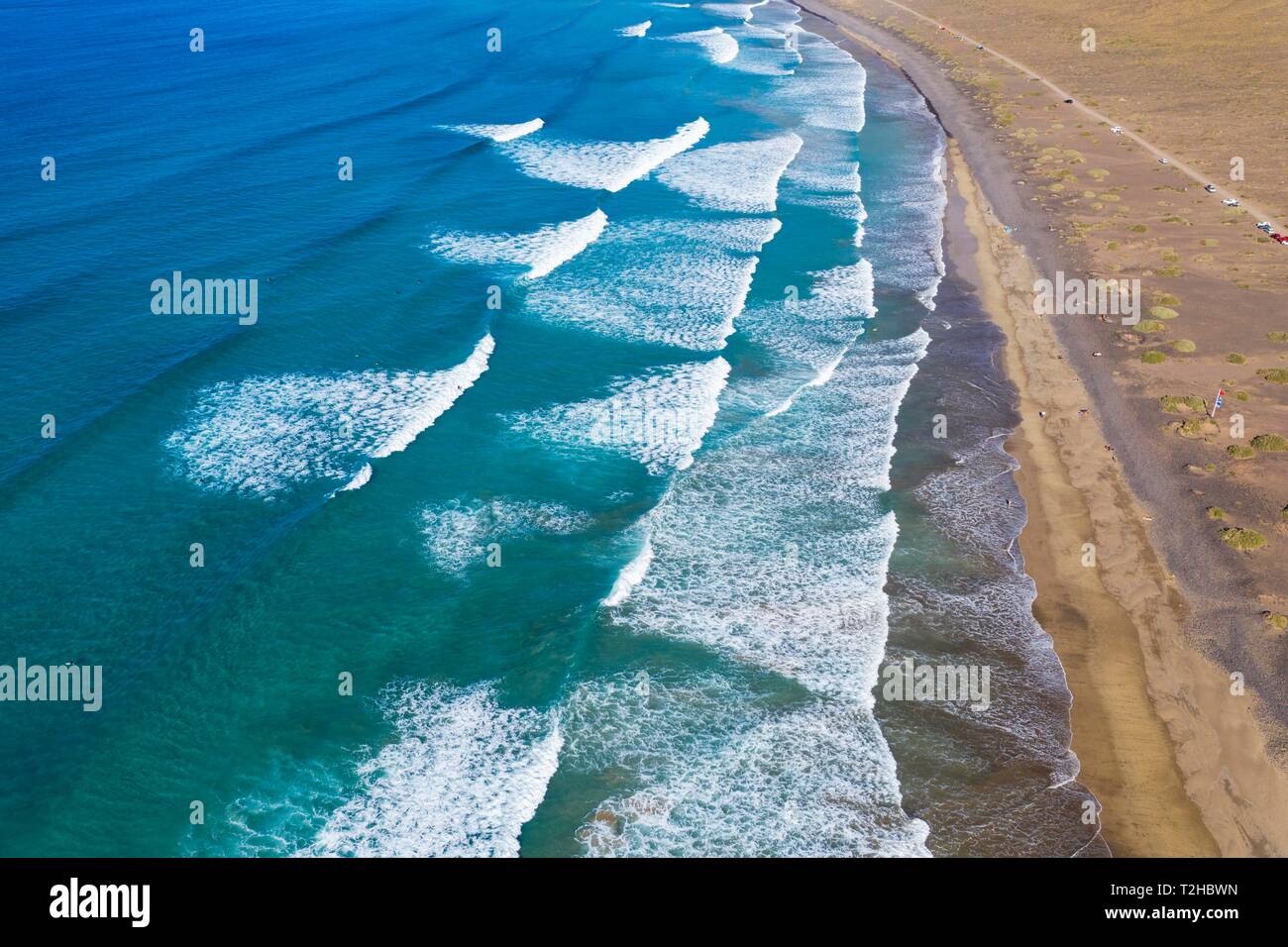 Vagues à manquer à sandy beach, Playa Famara près de Caleta de Famara, drone abattu, Lanzarote, îles Canaries, Espagne Banque D'Images