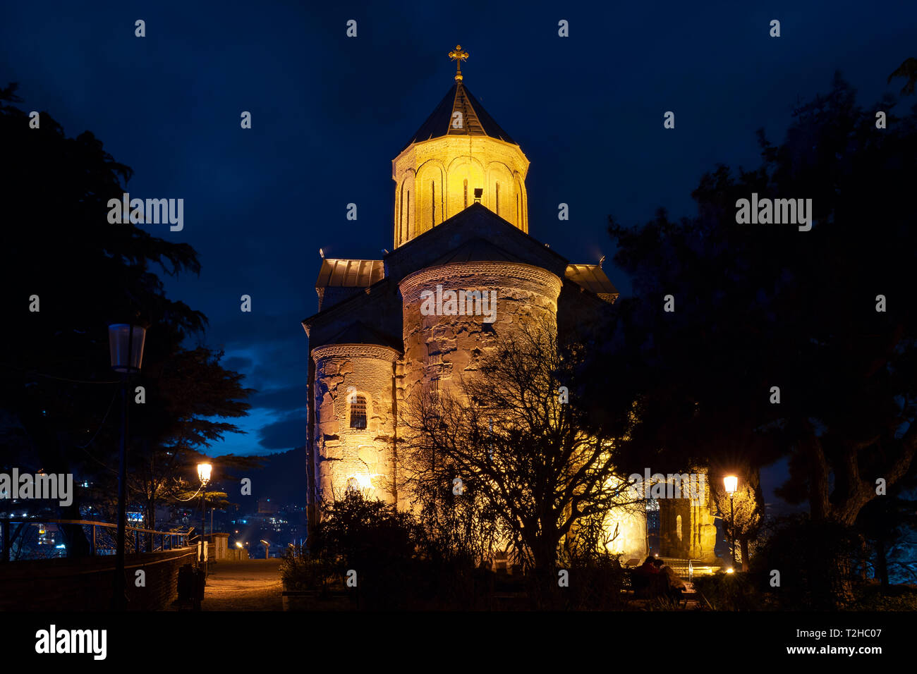 La Géorgie, Tbilissi - 05.02.2019. - Cour de l'église de Metekhi en haut de la colline surplombant le centre de la vieille ville de Tbilissi - scène de nuit Banque D'Images