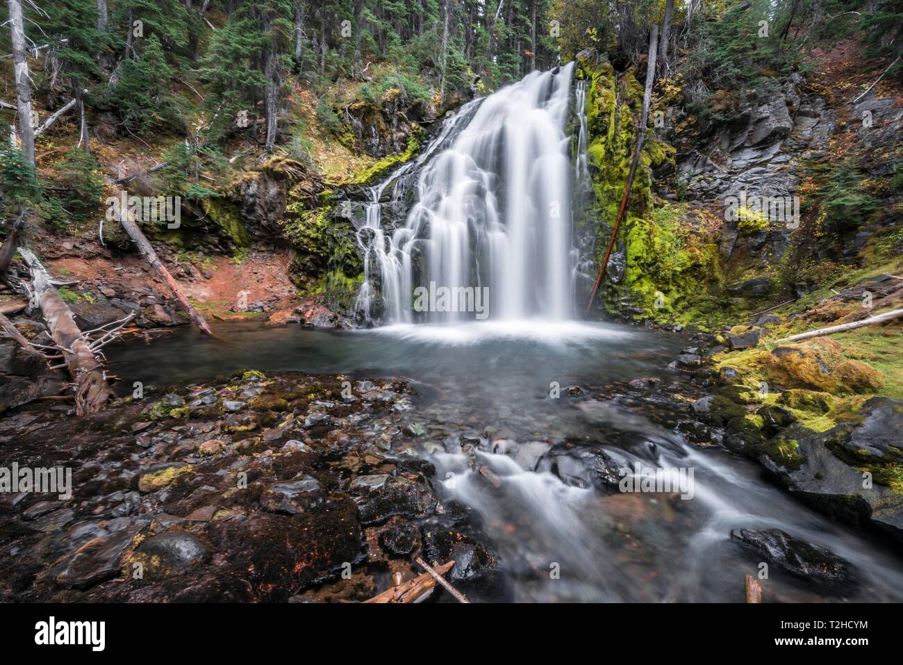 Chute d'eau, milieu Tumalo Falls, vue à long terme, Tumalo Creek, Bend, comté de Deschutes, Oregon, USA Banque D'Images