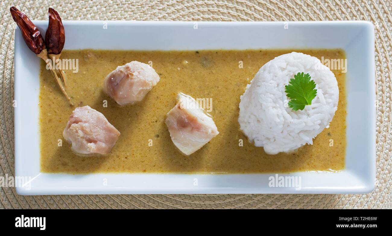 Poisson cuit à la vapeur dans le lait de coco, riz, carré blanc plat, la peau du Cambodge, Cambodge Banque D'Images