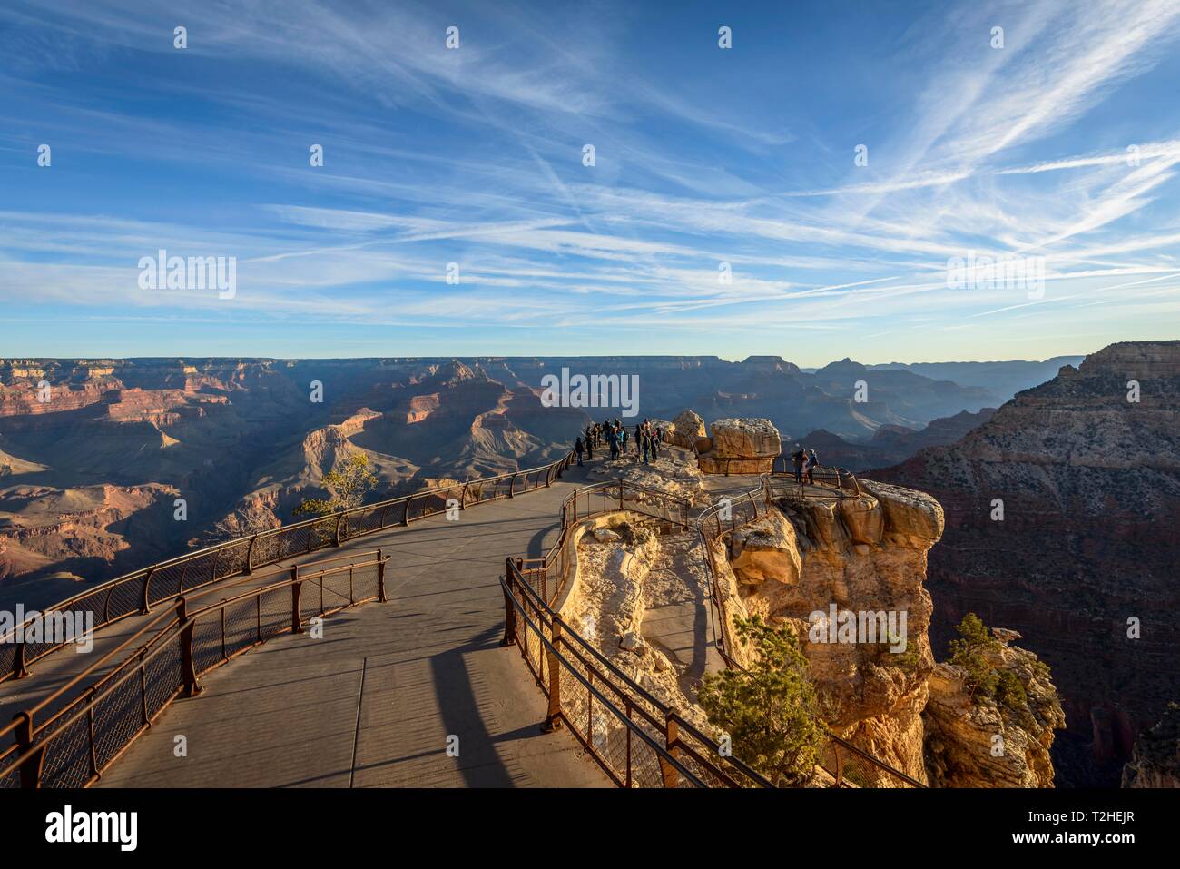 Mather Point de vue avec les visiteurs, touristes, paysage rocheux érodé, Rive Sud, le Parc National du Grand Canyon, Arizona, USA Banque D'Images