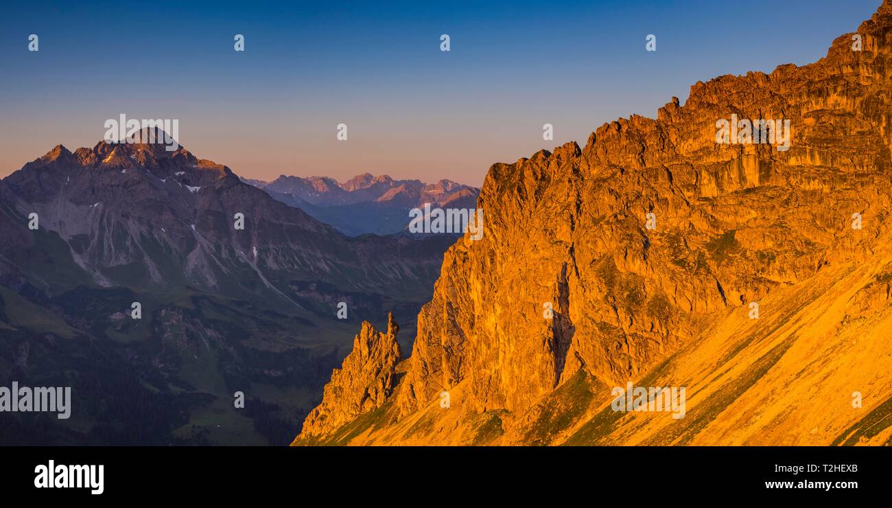 Vue de Krumbach highroute sous soleil matinal à 2599m, Pension Panorama, Alpes, Allgauer Allgau, Bavière, Allemagne Banque D'Images