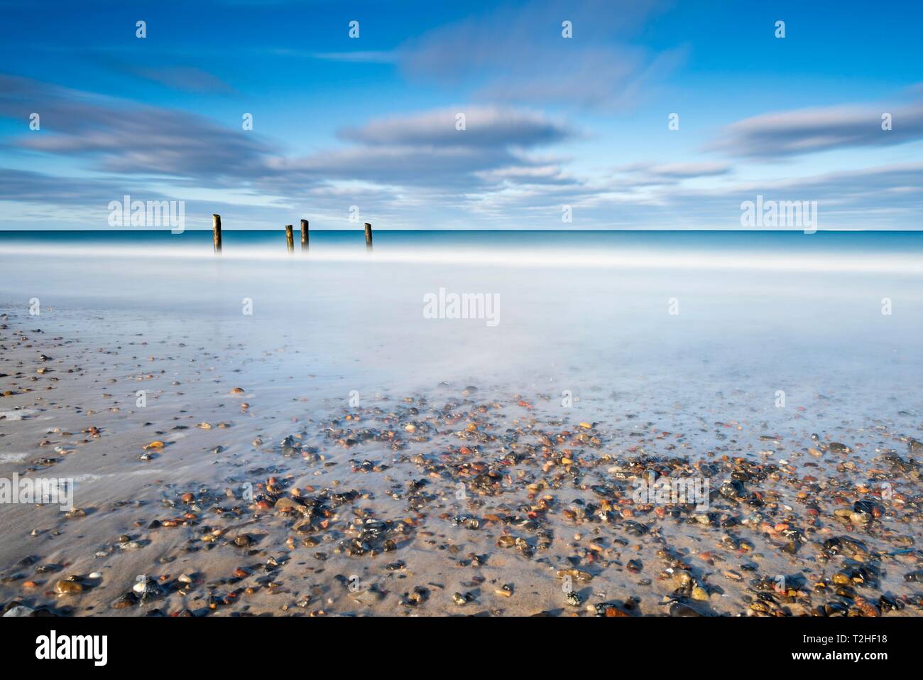 Galets colorés dans le sable sur la plage de la mer Baltique, longue exposition, péninsule Fischland-Darss-Zingst, Poméranie occidentale Lagoon National Zone Banque D'Images