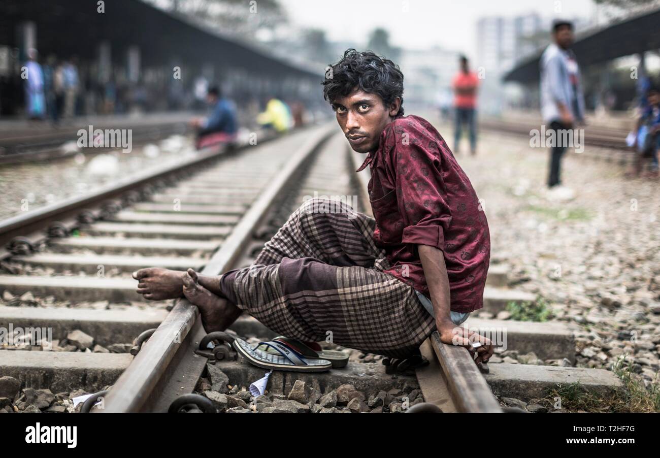 Garçon sur la voie ferrée, Dhaka, Bangladesh Banque D'Images