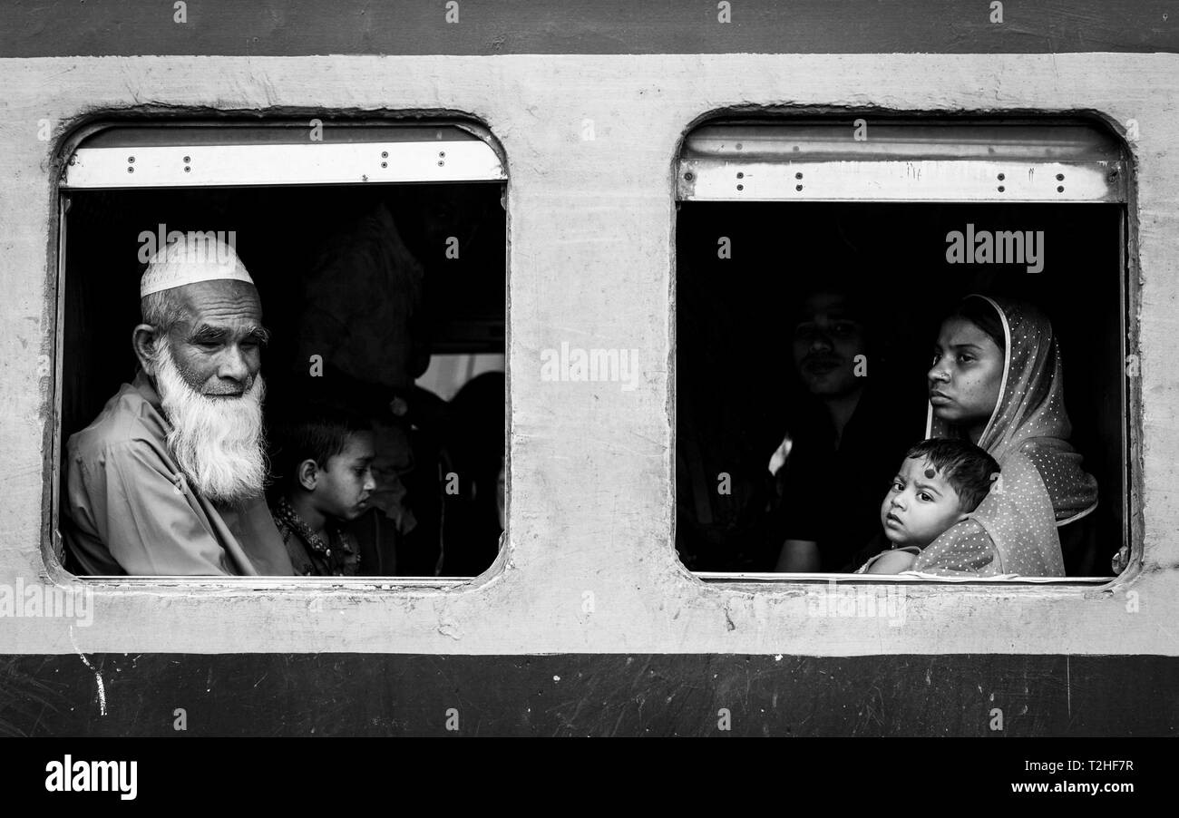 Les passagers en vue d'une fenêtre de train, Monochrome, Dhaka, Bangladesh Banque D'Images