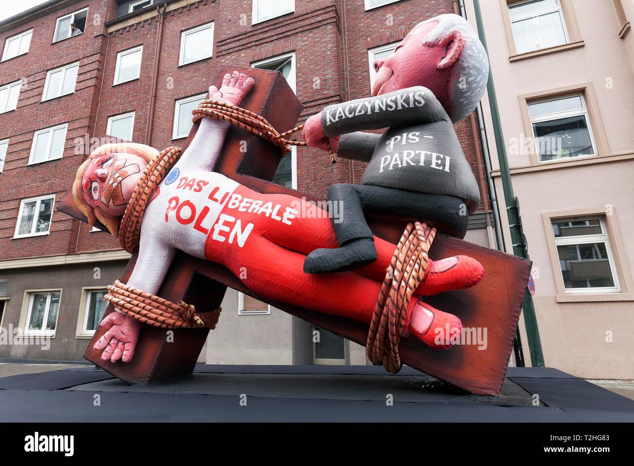 Devise location par Jacques Tilly, Kaczynsky crucifies Pologne libérale, Carnival procession 2019 Lundi, Düsseldorf, Rhénanie du Nord-Westphalie, Allemagne Banque D'Images
