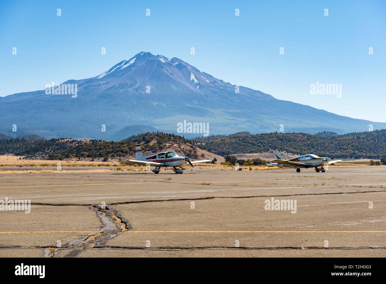 Petite hélice avion à l'aéroport de mauvaises herbes sur Stratovolkan Mount Shasta, la lutte contre les mauvaises herbes, le comté de Siskiyou, California, USA Banque D'Images