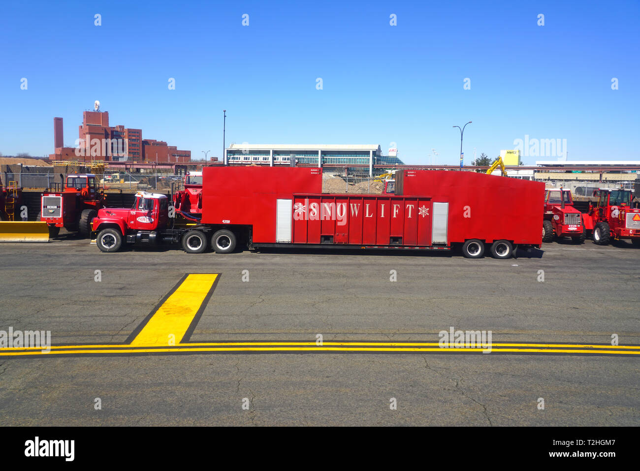 NEWARK, NEW JERSEY - 26 MAR 2019 snowlift- Vue du matériel de déneigement en hiver à l'Aéroport International Liberty de Newark (EWR) près de la ville de New York. Banque D'Images