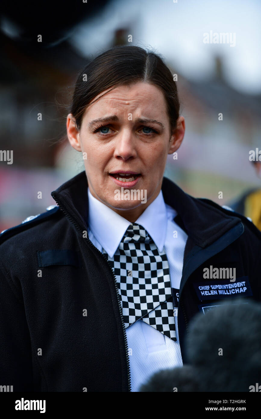 Zone nord BCU, surintendant en chef commandant Helen Millichap parler aux médias à l'extérieur de la station de police d'Edmonton dans Enfield donnant une mise à jour à la suite d'un coup de poignard sur Fairfield Road, Enfield, où un homme a subi des blessures mortelles. Banque D'Images