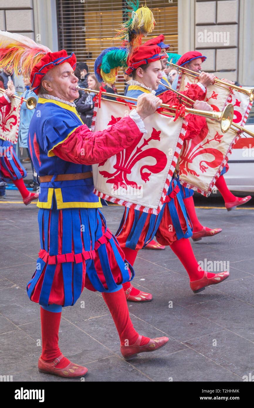 Les hommes marchant en costume playing fanfare trompettes pendant Scoppio del Carro festival à Florence, Toscane, Italie, Europe Banque D'Images
