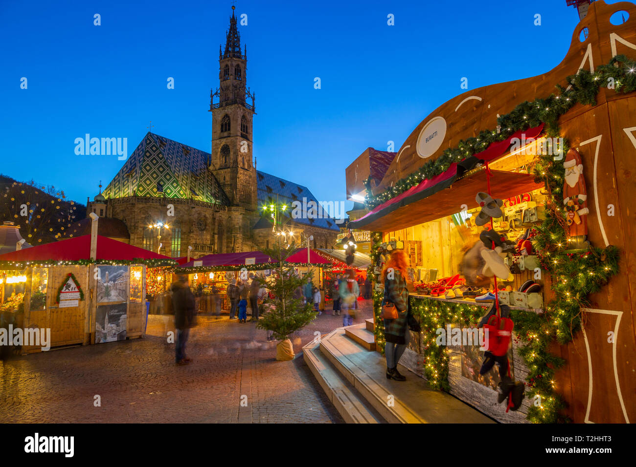 La Cathédrale de Bolzano et longue exposition de clients au marché de Noël de la Piazza Walther, Bolzano, Italie, Europe Banque D'Images