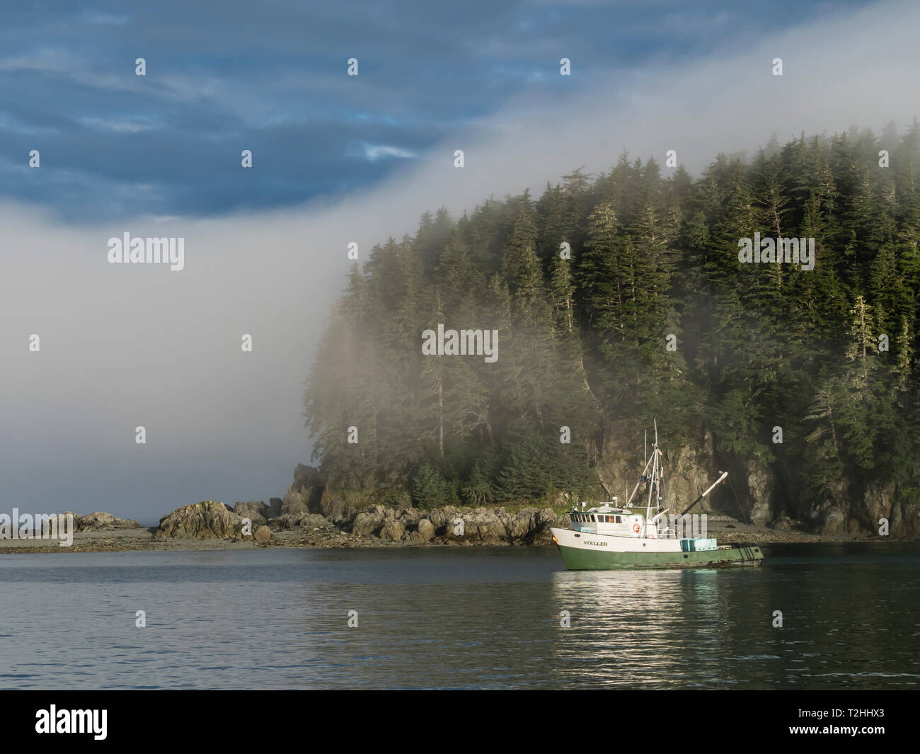 Le bateau de pêche ancré dans le brouillard de Steller à George Island, Cross Sound, le sud-est de l'Alaska, États-Unis d'Amérique Banque D'Images
