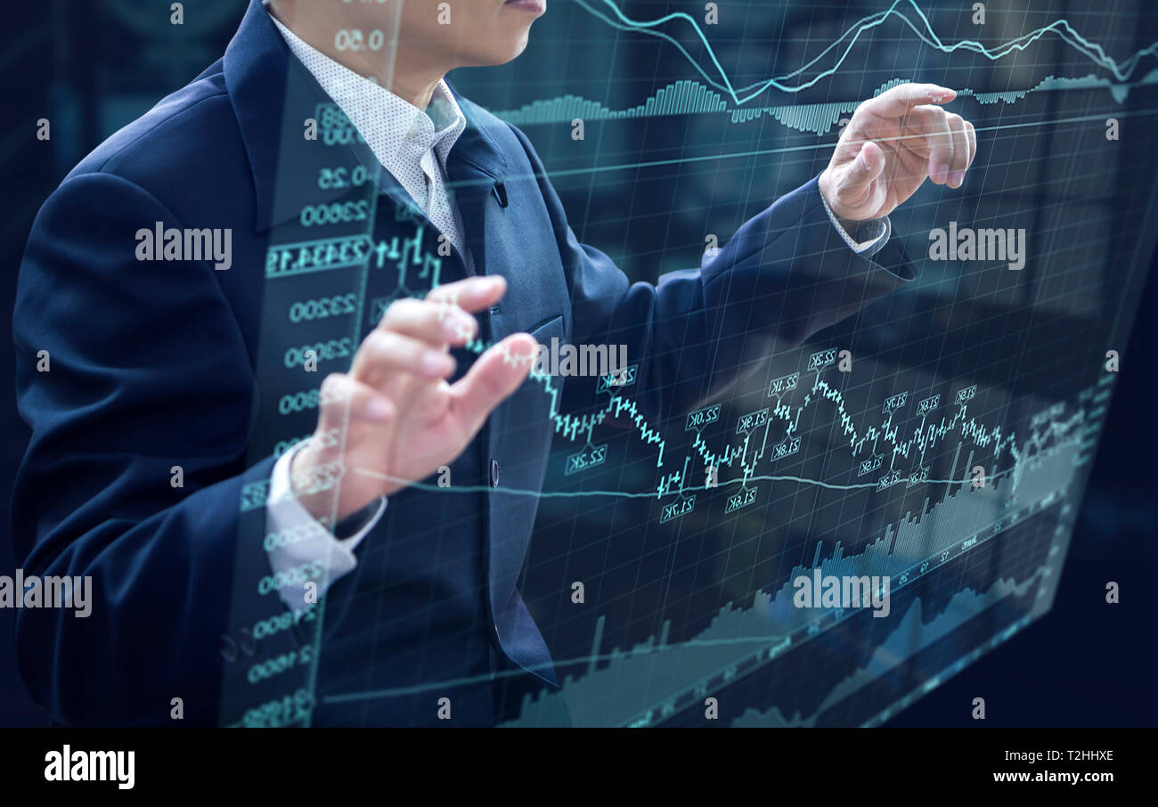 Businessman in front of virtual ordinateur moderne à écran tactile virtuel sur l'analyse de la gestion des risques d'investissement et analyse du retour sur investissement Banque D'Images