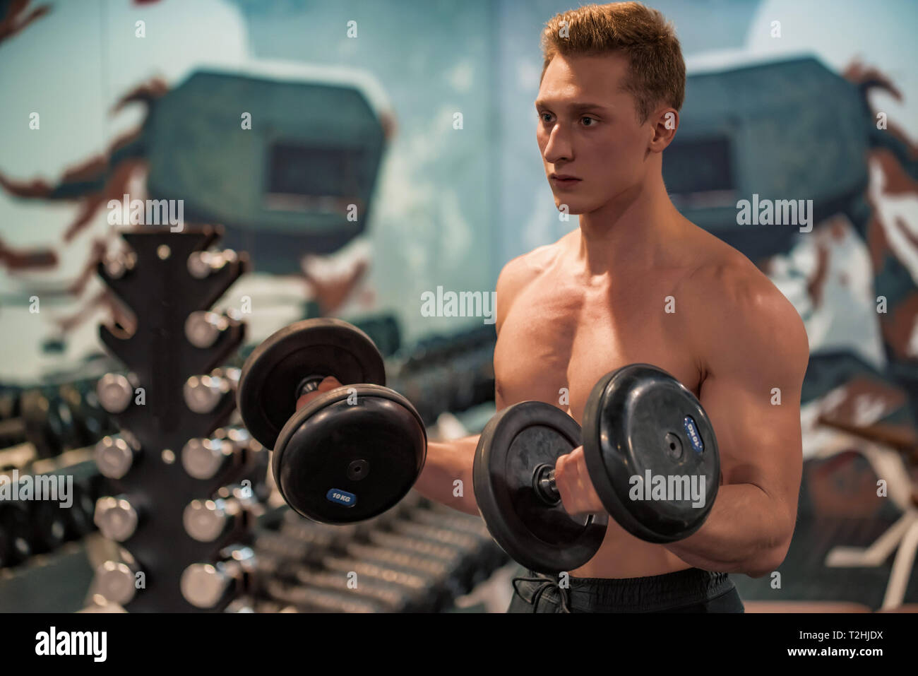 Les trains bodybuilder avec dumbels biceps. La condition physique et du concept crossfit. Close-up Banque D'Images
