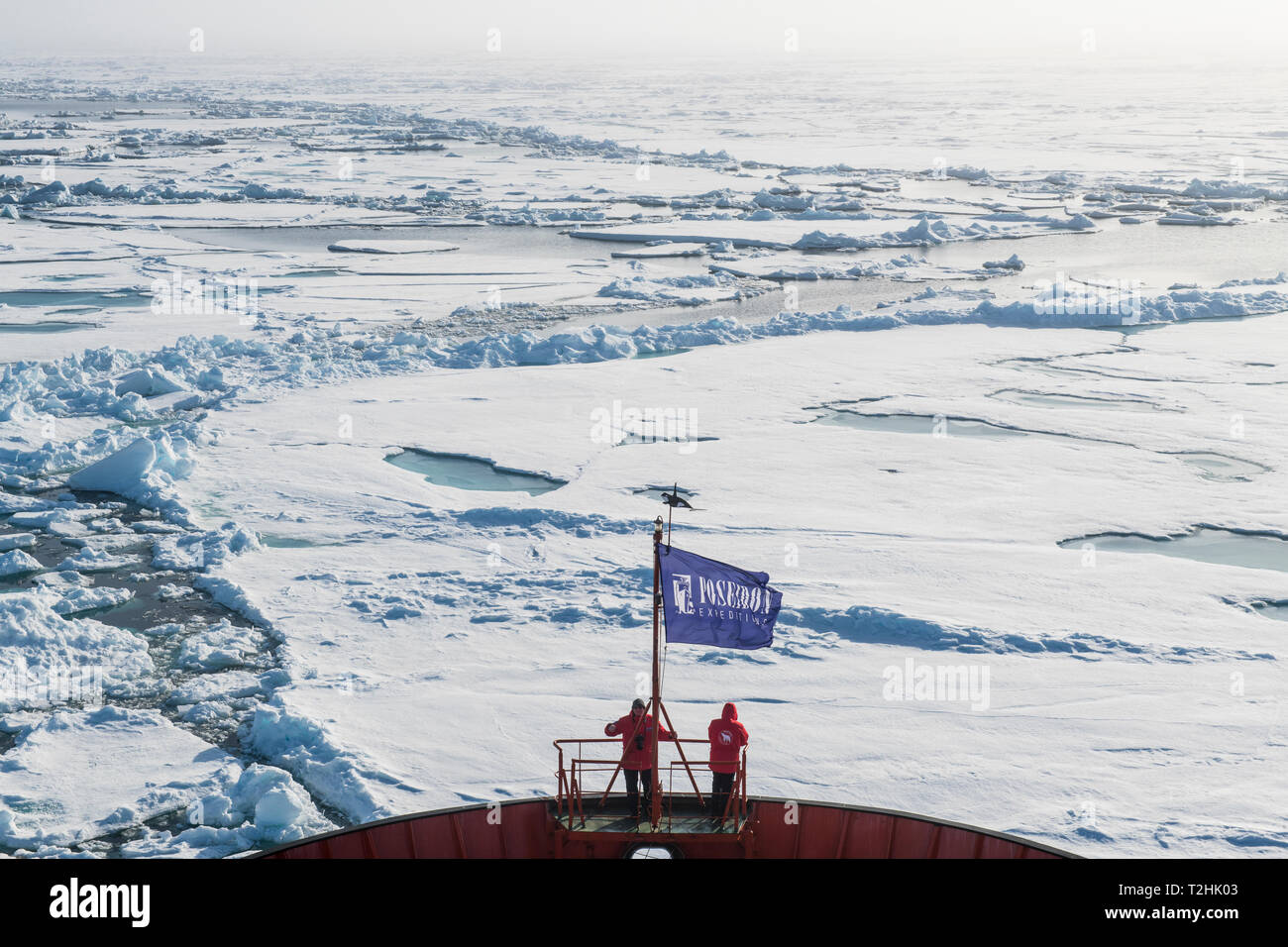 Les personnes bénéficiant de la rupture de la glace sur conseil d'un brise-glace, Pôle Nord, de l'Arctique Banque D'Images