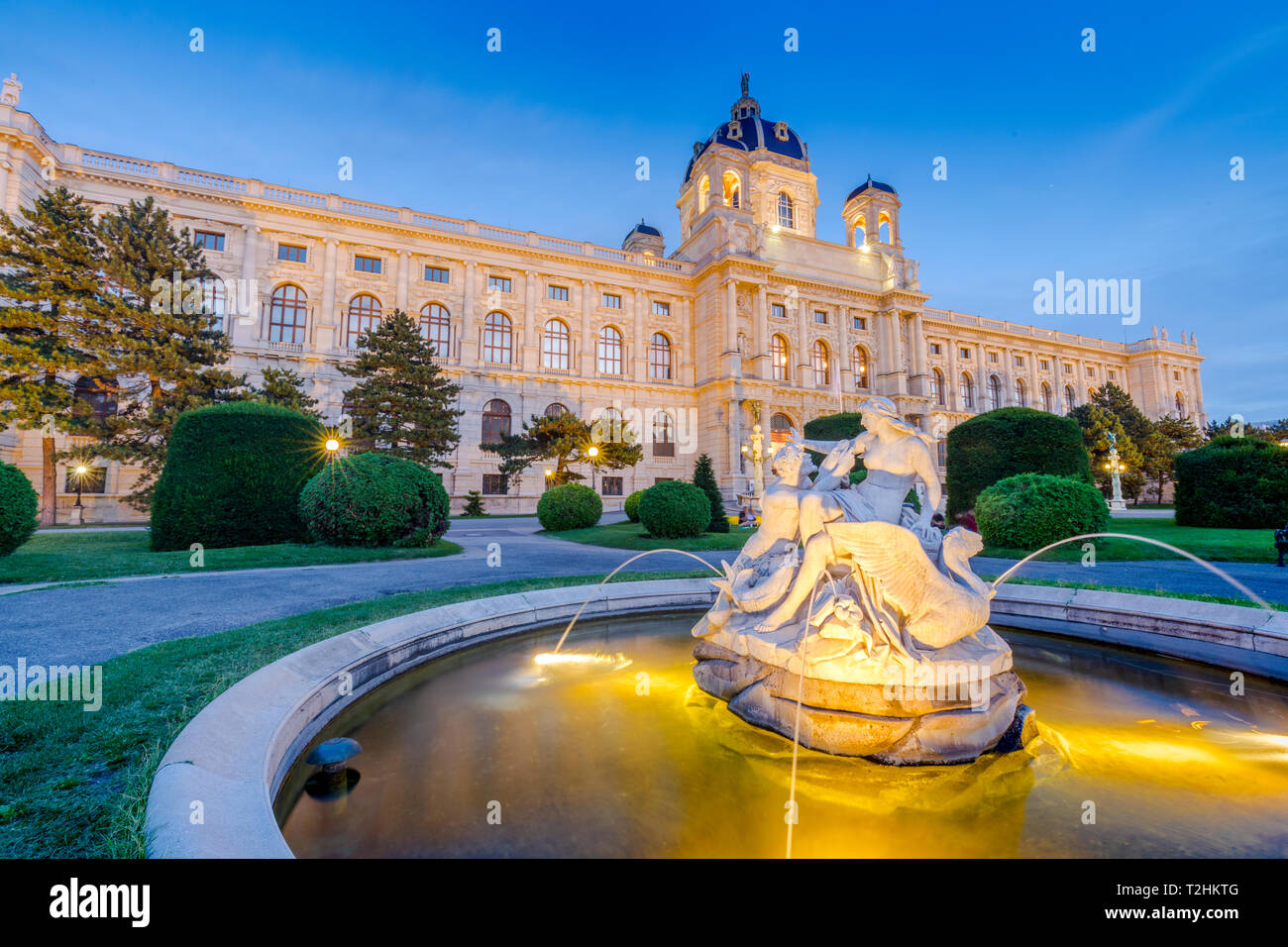 Le Kunsthistorisches Museum (Histoire de l'Art) et une fontaine au crépuscule, Vienne, Autriche, Europe Banque D'Images