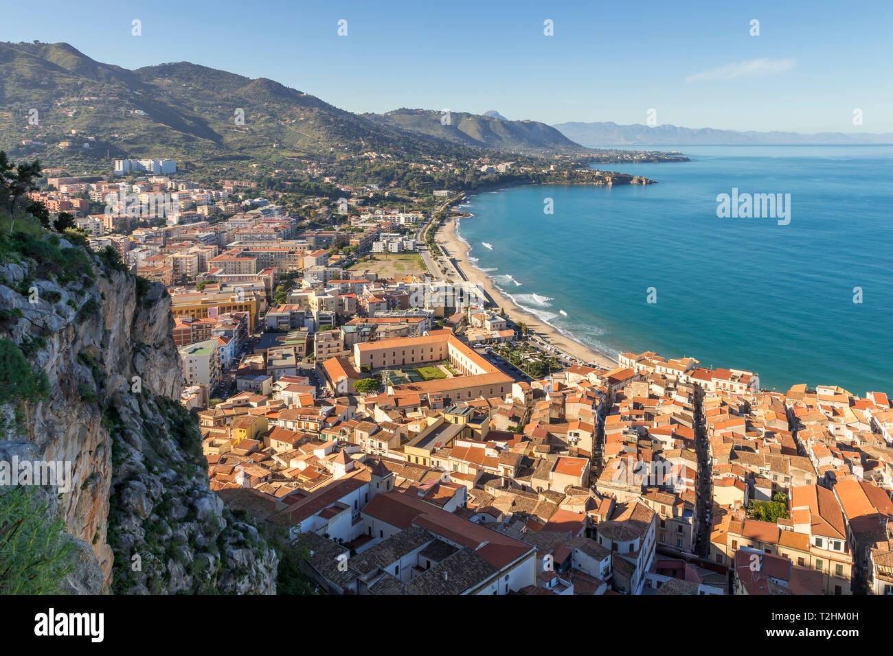 Voir à partir de la Rocca di Cefalu sur la ville et la plage, Cefalù, Sicile, Italie, Europe Banque D'Images