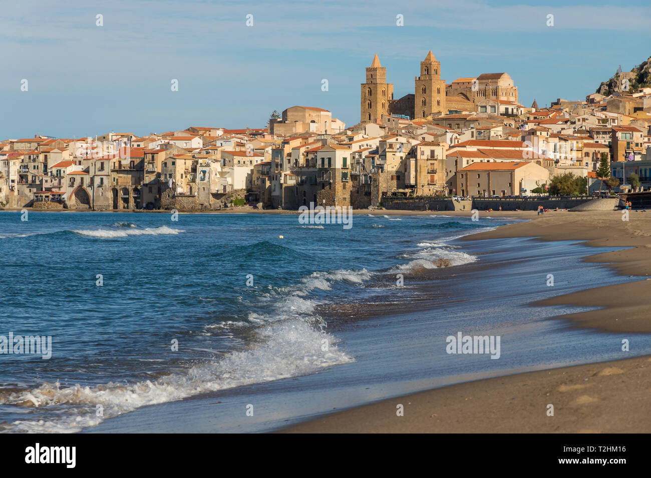 La cathédrale et la vieille ville vue de la plage, Cefalù, Sicile, Italie, Europe Banque D'Images