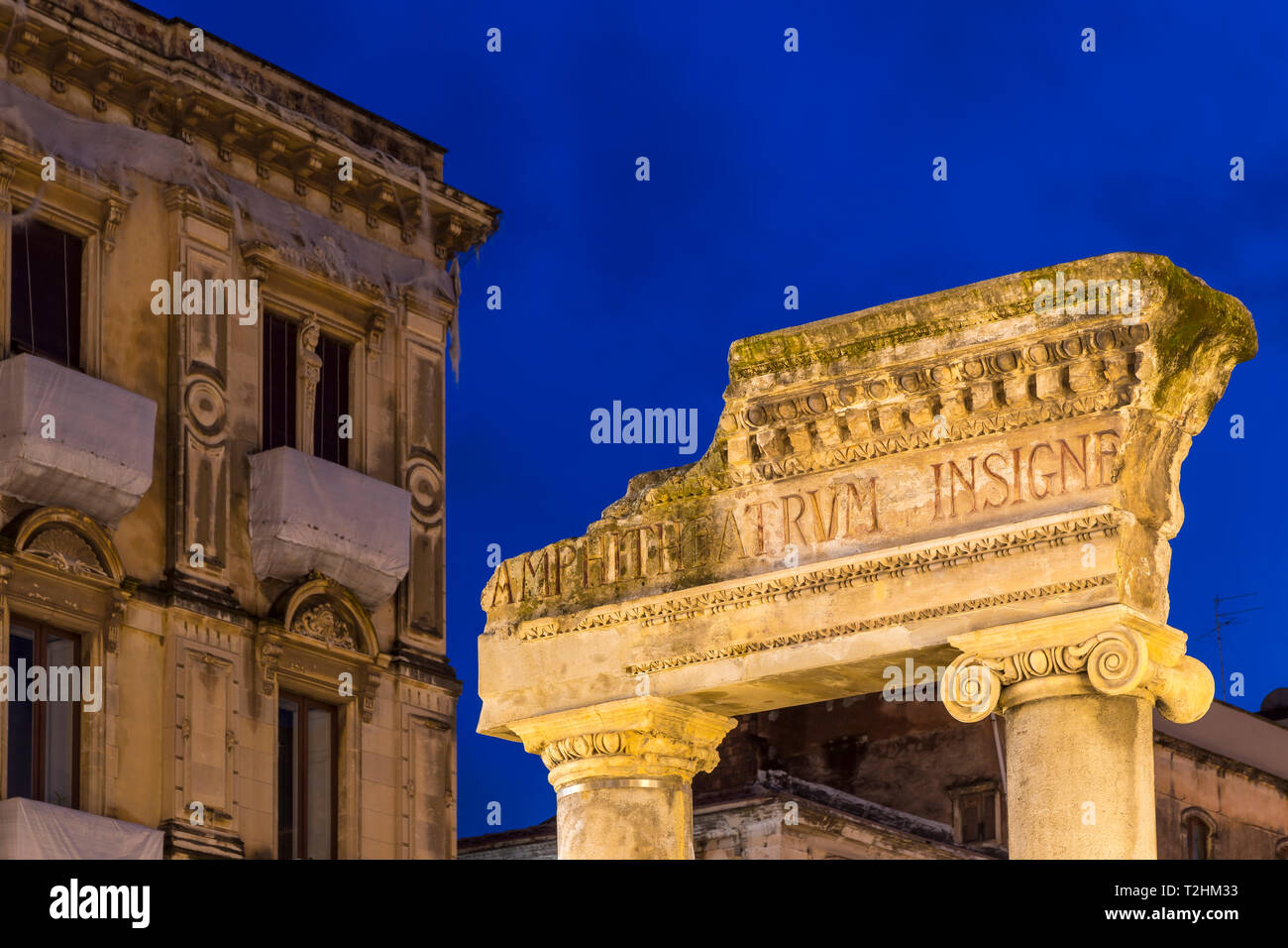 Porte d'entrée lumineuse de l'Amphithéâtre antique de Catane au crépuscule, Catane, Sicile, Italie, Europe Banque D'Images