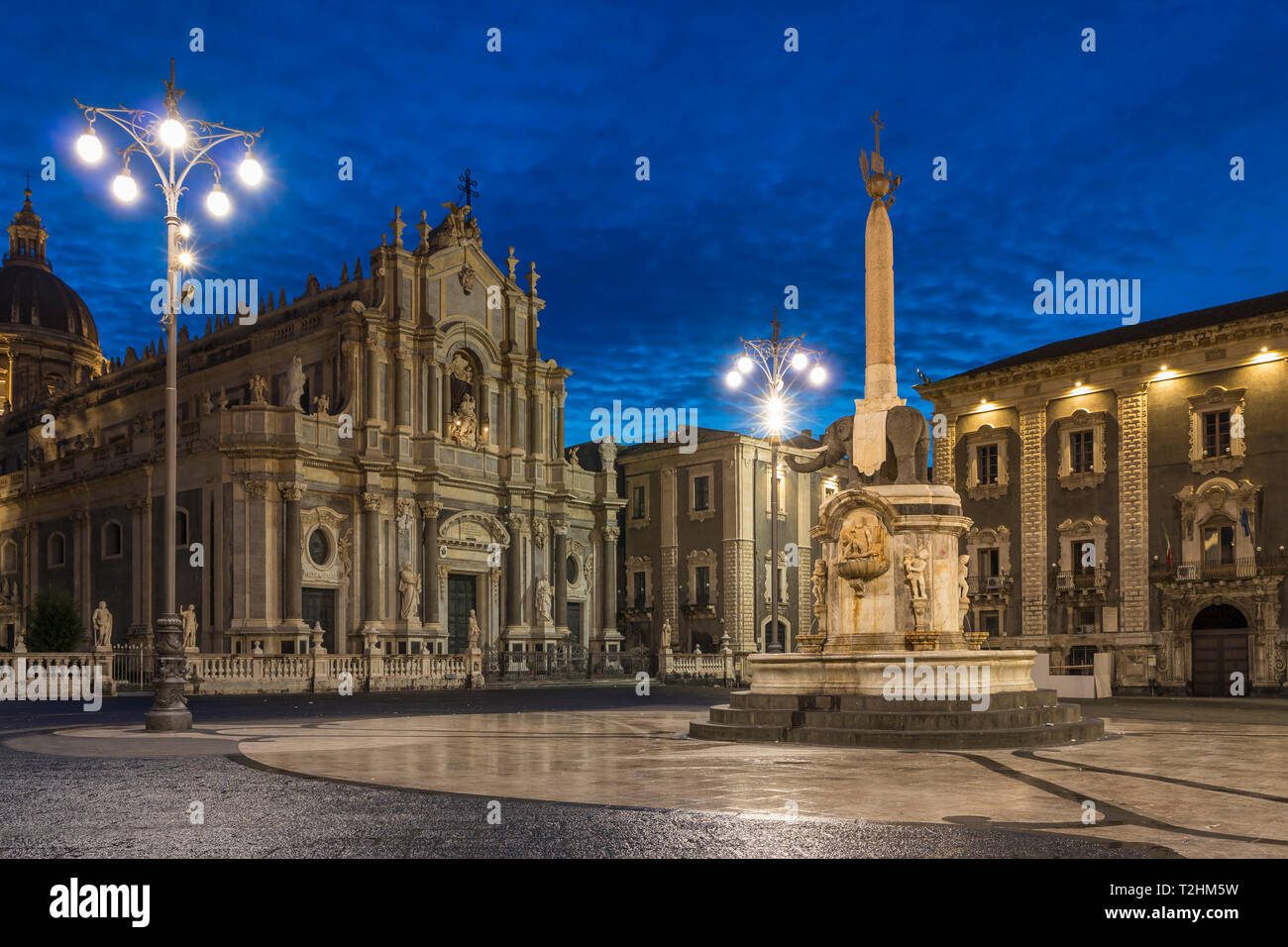 La Cathédrale illuminée pendant l'heure bleue, Catane, Sicile, Italie, Europe Banque D'Images