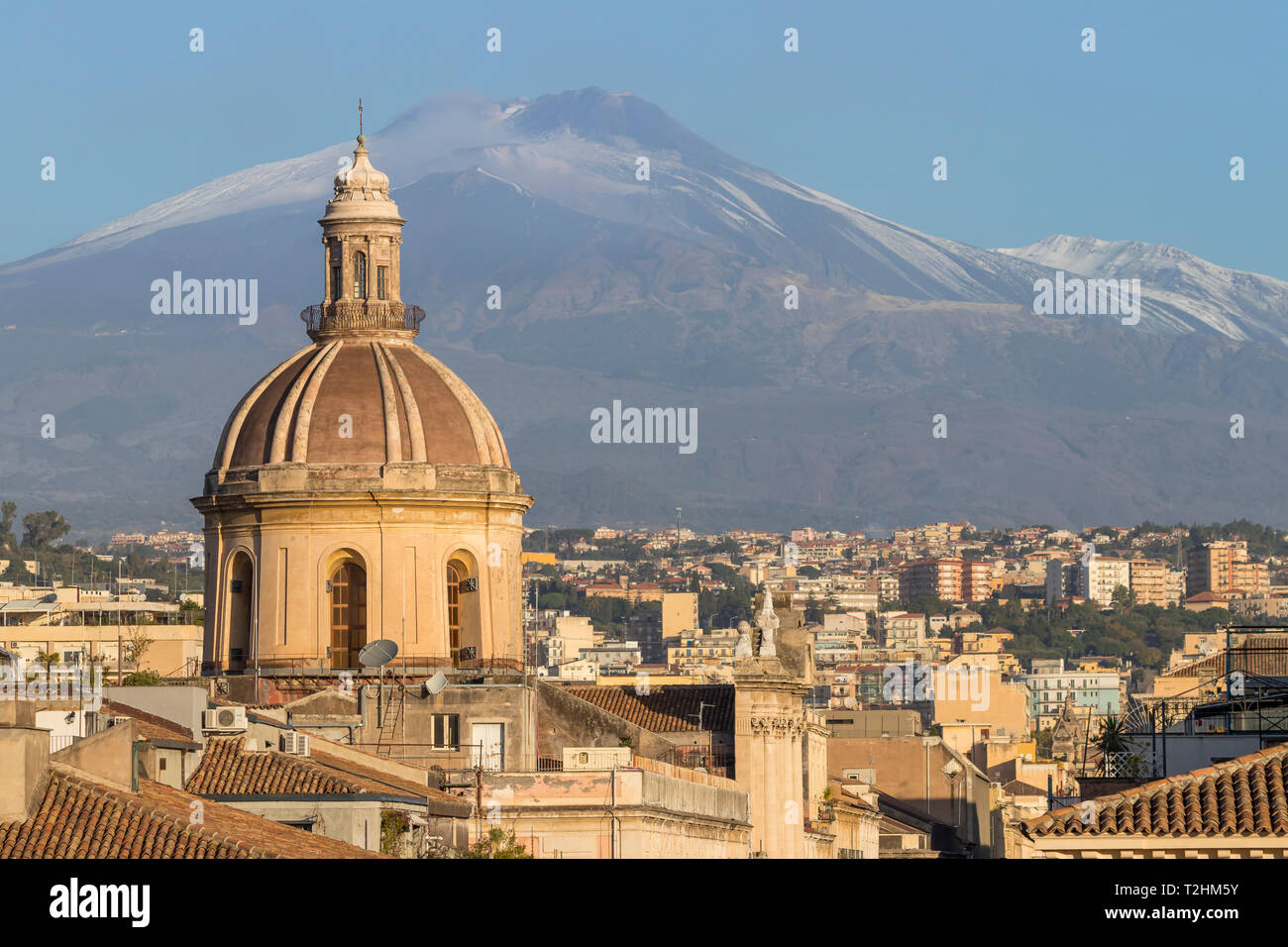 La coupole de Saint Michel l'église et de l'Etna en arrière-plan, Catane, Sicile, Italie, Europe Banque D'Images