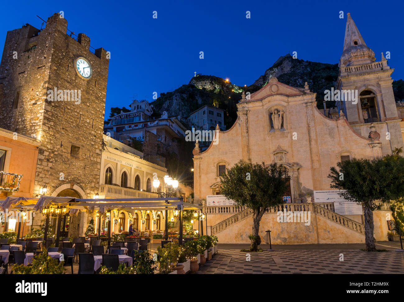 L'église de San Giuseppe et la tour de l'horloge porte à la Piazza IX Aprile pendant heure bleue, Taormina, Sicile, Italie, Europe Banque D'Images