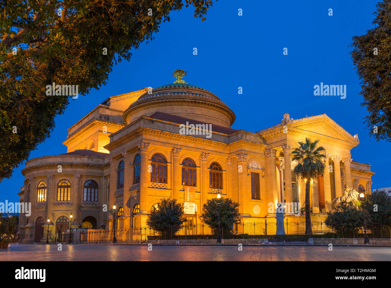 Le théâtre Massimo (Teatro Massimo) pendant l'heure bleue, Palermo, Sicily, Italy, Europe Banque D'Images