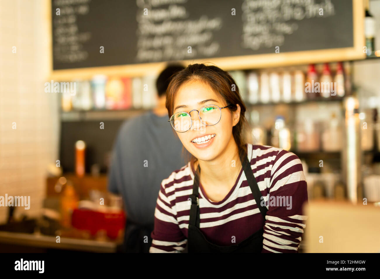 Asian woman amiling travailler dans la petite entreprise propriétaire nourriture et boisson cafe Banque D'Images