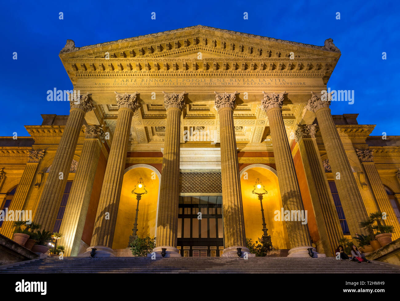 Le théâtre Massimo (Teatro Massimo) pendant l'heure bleue, Palermo, Sicily, Italy, Europe Banque D'Images