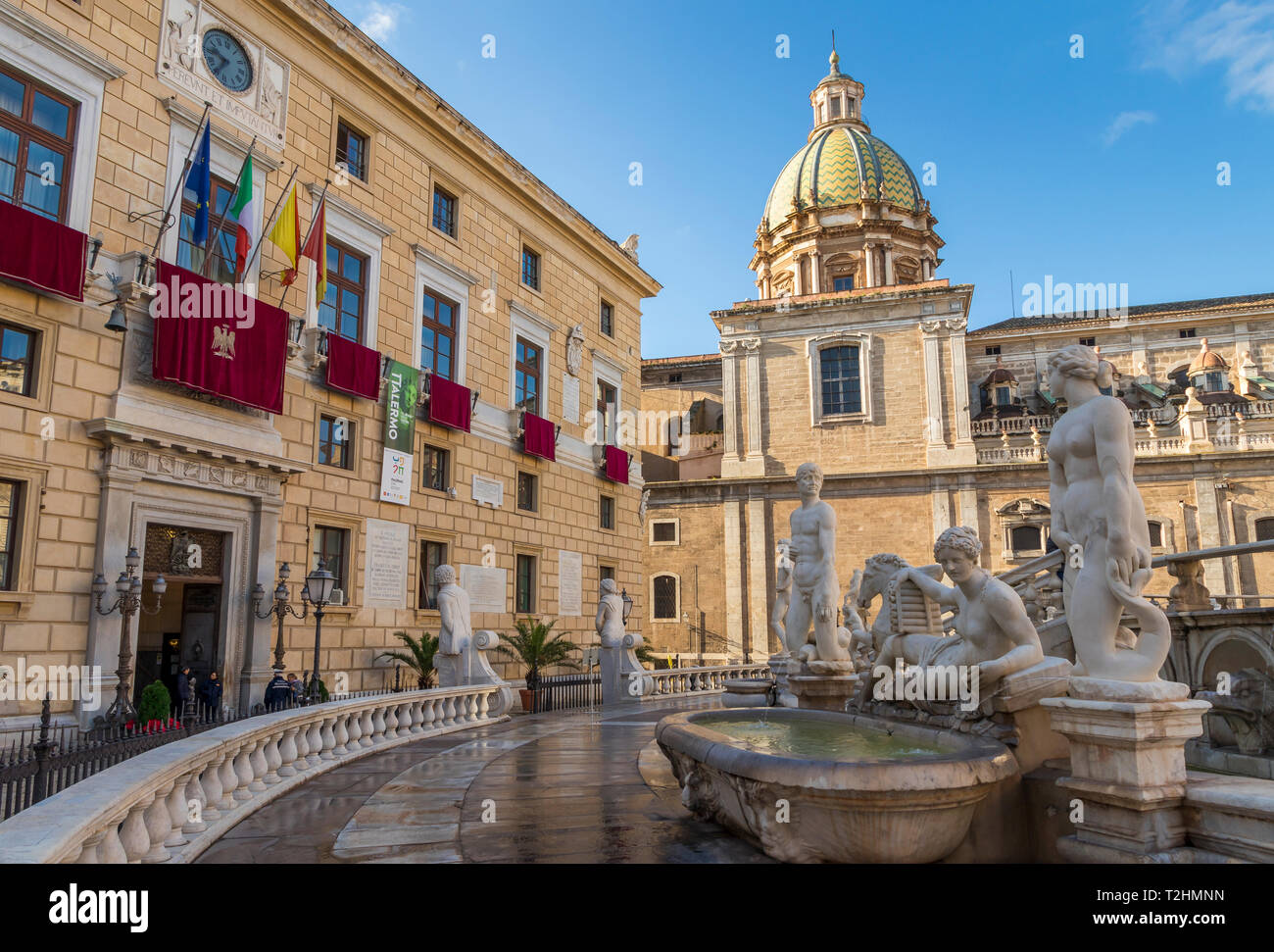 La fontaine prétorienne (Fontana Pretoria) et San Giuseppe dei Padri Teatini Église, Palerme, Sicile, Italie, Europe Banque D'Images
